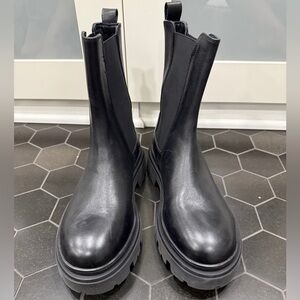 Lug Platform Chelsea Boot (Women)
Roberto Cavalli